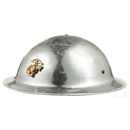 A US-American parade helmet M 17 of the United States Marine Corps (USMC), 1920s - 1930s