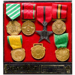 Sieben Abzeichen/Medaillen, Afghanistan, vor 1973, Deschler & Sohn, München, in Präsentationsbox