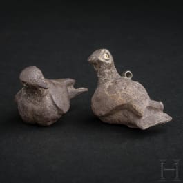 Ein Paar silberne Tauben-Anhänger, elamitisch, 1. Hälfte 3. Jtsd. v. Chr.