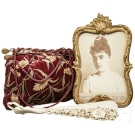 A portrait photo of Marie Alexandrine Freiin von Vetsera, a fan and a pouch, late 19th century