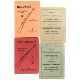Vier originale Anleitungen zu Schweizer Dienstwaffen