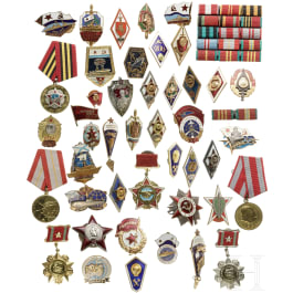 Sammlung über 40 sowjetischer Medaillen und Abzeichen, 20. Jhdt.