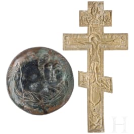 Segenskreuz aus Bronze, Russland, und kleine Schüssel aus Kupfer, Japan, 19. Jhdt.