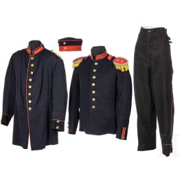 Zwei Uniformröcke, Hose und Feldmütze, 19./20. Jhdt.