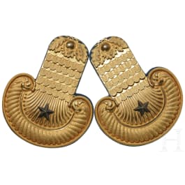 A pair of epaulettes for a First Lieutenant in the Gardereiter Regiment, circa 1900