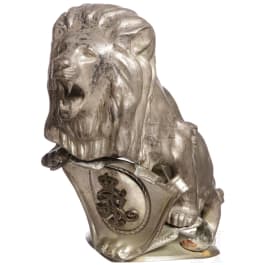 A replica parade lion to the helmet of the Gardereiter