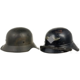 Zwei Stahlhelme "Gladiator" für Luftschutz, deutsch, 1939 - 1944