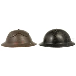 Zwei Helme ähnlich Mk II, Großbritannien, 1930er -1940er Jahre