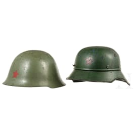 Zwei Stahlhelme mit rotem Stern, Jugoslawien, 1940er - 1960er Jahre
