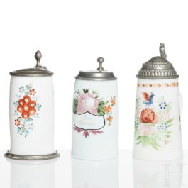 Drei Milchglaskrüge mit Zinnmontierung, deutsch/Böhmen, um 1800