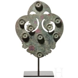 Seltener großer Bronzebeschlag auf Sockel, römisch, 2. - 3. Jhdt.