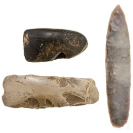 Flint-Speerspitze, geschliffenes Flint-Beil und kleine Axt, 5. - 3. Jtsd. v. Chr.