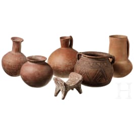 Fünf indianische Hohokam-Gefäße und ein Ständer, Delaware County, Oklahoma, USA, ca. 750 - 1500