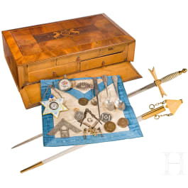 Logenschwert und größere Sammlung von Freimaurer-Orden und anderen Objekten, 19./20. Jhdt.