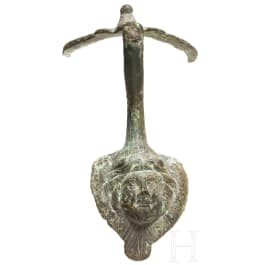 Bronzene Henkelattasche einer Kanne, römisch, 2. - 3. Jhdt.