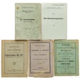 Fünf originale Anleitungen zu Schweizer Dienstwaffen