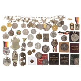 37-teiliges Konvolut deutscher Schützen-Medaillen und Abzeichen, 1875 - 2011