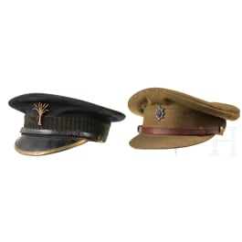 Zwei Schirmmützen für Angehörige von Welsh Guards bzw. Coldstream Guards, Großbritannien, 1. Hälfte 20 Jhdt.