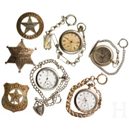USA - Drei Sheriffabzeichen, drei Taschenuhren, ein Militärkompass