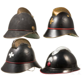 Vier Metallhelme der Feuerwehr