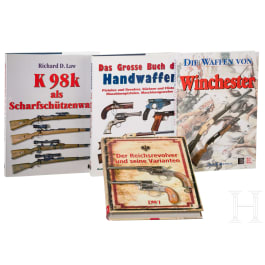 Vier Bücher zum Thema Handfeuerwaffen, darunter Harder "Reichsrevolver"