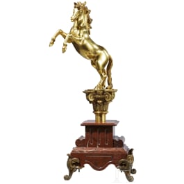 Vergoldete Bronzefigur eines steigenden Pferdes, 19. Jhdt., ähnlich den Fahnenspitzen für Truppen des Königreichs beider Sizilien unter Joachim Murat (1767 - 1815)