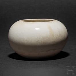 Weißglasierte Schale, China, wohl aus der Sui-/Tang-Dynastie (613 - 628)