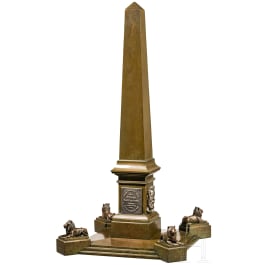 Großer Bronze-Obelisk mit Silber-Appliken