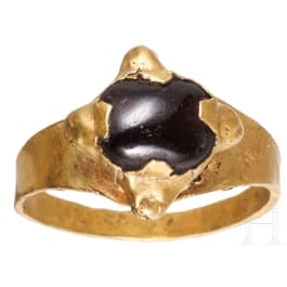 Goldener Ring mit Granateinlage, alanisch, 10. Jhdt.