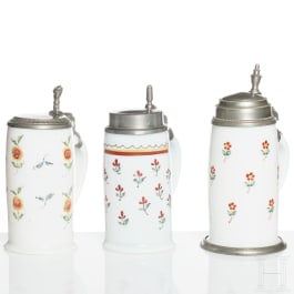 Drei Milchglaskrüge mit Zinndeckel, deutsch oder Böhmen, um 1800