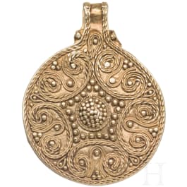A gold Viking pendant embellished with filigree, 9th - 10th century