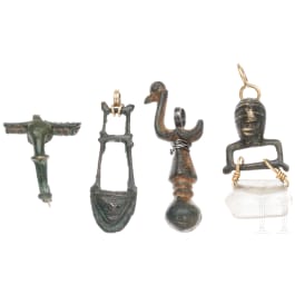 Vier antike Schmuckstücke aus Bronze, modern mit Silber- und Golddraht zum tragbar gemacht.