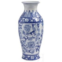 Bodenvase mit blau-weißer Unterglasurmalerei, China, 19. - 20. Jhdt.