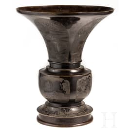 A Japanese Gu vase made of bronze, Meiji period, circa 1900