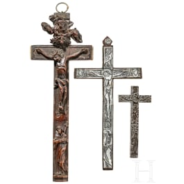 Drei Kruzifixe, Oberammergau, um 1800 (eines) bzw. 19. Jhdt. (zwei)