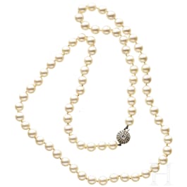 A pearl necklace with gold and brilliant clasp