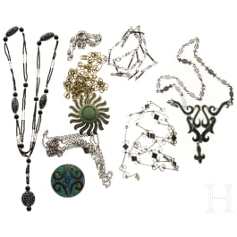 Eight pieces of jewellery, 20th century