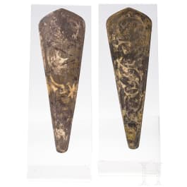 Ein Paar kleine Rossstirnen (Chamfrons) aus vergoldeter und gravierter Bronze, China, Han-Dynastie, 2./1. Jhdt. v. Chr.
