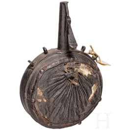 H&ouml;lzerne milit&auml;rische Pulverflasche mit seitlichem Kugelbeutel, deutsch, um 1600