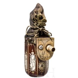 Fein verbeinte Pulverflasche f&uuml;r Teschinken, Schlesien, um 1650