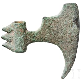 Bronzene Axt mit unten spitz ausgezogener Klinge, Luristan, sp&auml;tes 2. Jtsd. v. Chr.