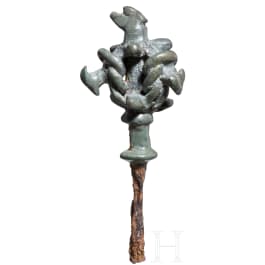 Bronzeaufsatz mit drei "Ziegenprotomen" in Flechtwerk mit Knoten auf eisernem Dorn, Luristan, fr&uuml;hes 1. Jtsd. v. Chr.