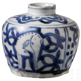 Kleines blau-wei&szlig;es Gef&auml;&szlig; mit Hirschen, China, Ming-Dynastie (1368 - 1644)