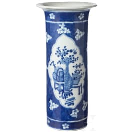 Blau-wei&szlig;e Stangenvase, China, sp&auml;tes 19. Jhdt.