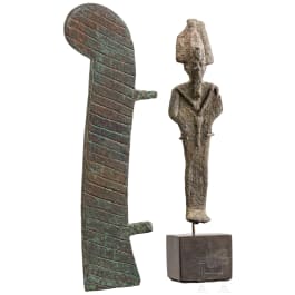 Bronzestatuette des Osiris und bronzene Maat-Feder, Sp&auml;tzeit, mittleres Drittel 1. Jtsd. v. Chr.