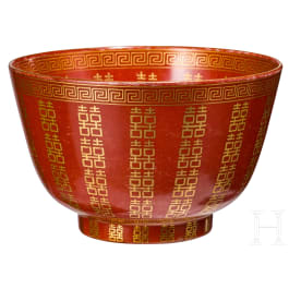 Korallenrot glasierte Schale mit Gl&uuml;ckssymbolen, China, wohl sp&auml;tes 19./Anfang 20. Jhdt.