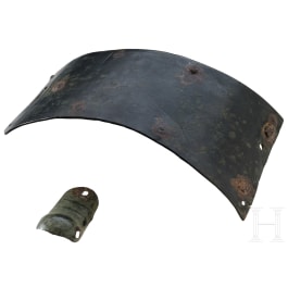 Zwei Harnischfragmente aus Bronze, deutsch, 14. Jhdt.