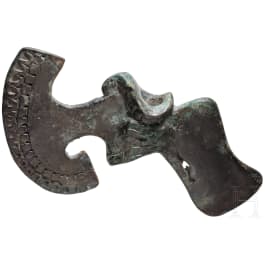 Bronzene Doppelaxt mit verzierter vorderer Schneide und breitem Blatt im Nacken, auf der Schaftr&ouml;hre ein Raubvogelkopf, Luristan, fr&uuml;hes 2. Jtsd. v. Chr.