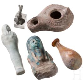 Zwei Uschebtis, Sp&auml;tzeit, ein r&ouml;misches Unguentarium aus Glas, eine &Ouml;llampe und eine bronzene Miniaturb&uuml;ste des Mars. Ca. 600 v. Chr. - Mitte 3. Jhdt. n Chr.