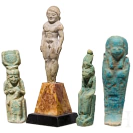 Griechischer Miniaturkouros aus Bein, 6. Jhdt. v. Chr. und drei alt&auml;gyptische Fayencen der Sp&auml;tzeit, mittleres 1. Jtsd. v. Chr.